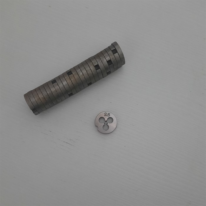 Плашка М2.5 2398 - фото 5515